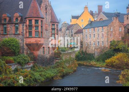 Die malerische und historische Architektur des Dean Village aus dem 19. Jahrhundert am Wasser von Leith in Edinburgh, Schottland. Stockfoto