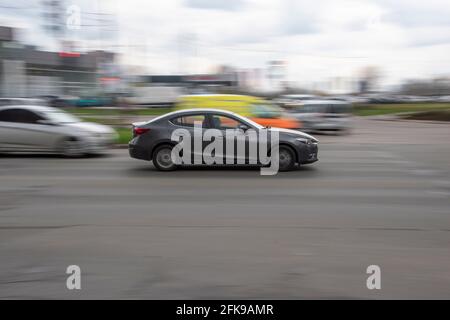 Ukraine, Kiew - 20. April 2021: MAZDA 3 Auto bewegt sich auf der Straße. Redaktionell Stockfoto