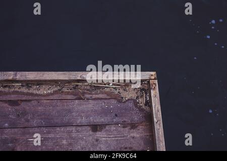 Hölzerner Pier am Wasser, Blick von oben Stockfoto