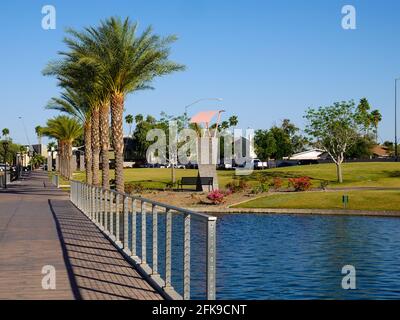 See- und Erholungsgebiete im Riverview Park, an einem wolkenlosen Nachmittag in Mesa, Arizona, USA, im Maricopa County. Stockfoto