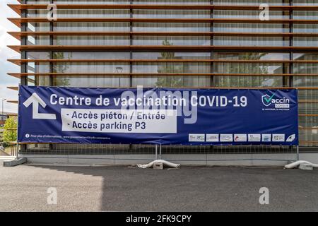 Blois, Frankreich. April 2021. Großes blaues Schild mit Hinweis auf das Impfzentrum Covid-19 in Jeu de Paume, Blois, Frankreich. Stockfoto