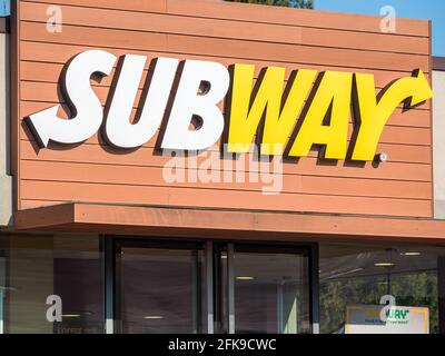 Bukarest, Rumänien - 03.26.2021: U-Bahn-Restaurant und Fast Food im Zentrum von Bukarest. U-Bahn-Logo und Schild Stockfoto