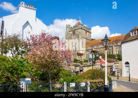 St. Clemens Kirche in der Altstadt von Hastings mit Frühlingsblüten. Normannische Kirche. Stockfoto