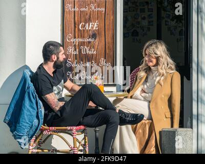 Bukarest, Rumänien - 03.13.2021: Junge, attraktive Paare genießen einen schönen Tag auf einer Terrasse oder einem Café-Restaurant im Zentrum von Bukarest. Stockfoto