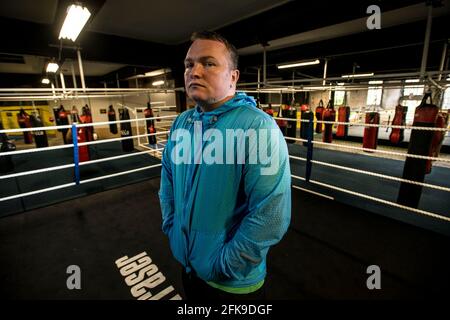 Bradley Welsh, ehemaliger Boxer, Fitnessbesitzer und Schauspieler, der in Trainspotting T2 auftrat, wurde am 17. April 2019 vor seinem Haus in Edinburgh angeschossen und getötet. Sean Orman wurde wegen des Mordes angeklagt und befindet sich derzeit vor dem High Court in Edinburgh. Originalunterschrift: Dienstag, 8. September 2015. Der ehemalige Profiboxer Bradley Welsh in seiner neuen Boxhalle, Europas größtem, mit sieben Boxringen, 160 Taschen und einer Sprint-Laufstrecke - alles mitten in Edinburgh. Stockfoto