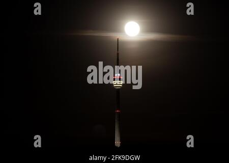 Super Vollmond hinter dem Stuttgarter Fernsehturm - der Die Antenne berührt den Mond Stockfoto