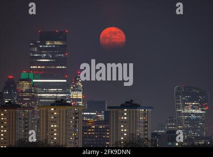 Supermoon steigt über die Square Mile, London Stockfoto