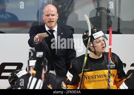 Nürnberg, Deutschland. April 2021. Eishockey: Internationales Spiel, Deutschland - Tschechien, in der Nürnberger Versicherung Arena. Toni Söderholm (l) aus Deutschland reagiert auf das Spiel. Quelle: Daniel Karmann/dpa/Alamy Live News Stockfoto