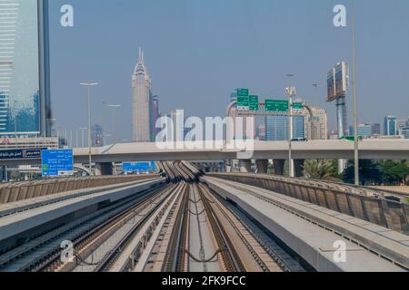 DUBAI, VAE - 21. OKTOBER 2016: Spuren eines erhöhten Teiles der Dubai Metro, Vereinigte Arabische Emirate Stockfoto