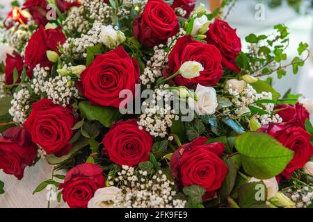 Blumenarrangement mit Rosen bei einer Beerdigung Stockfoto