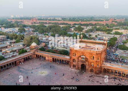 DELHI, INDIEN - 22. OKTOBER 2016: Innenhof der Jama Masjid Moschee im Zentrum von Delhi, Indien. Rotes Fort im Hintergrund. Stockfoto