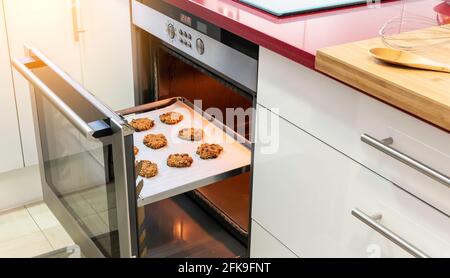 Offener Ofen mit frisch gebackenen hausgemachten Plätzchen Stockfoto