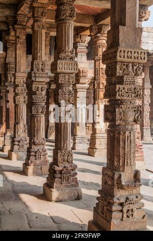 Kreuzgang Säulen an Quwwat ul-Islam Moschee, Qutub Komplex in Delhi, Indien Stockfoto