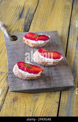 Sandwiches mit Frischkäse und Wurstlachs Stockfoto