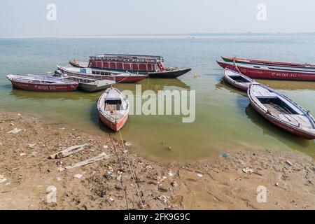 VARANASI, INDIEN - 25. OKTOBER 2016: Kleine Boote im Fluss Ganges in Varanasi, Indien Stockfoto