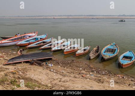 VARANASI, INDIEN - 25. OKTOBER 2016: Kleine Boote am Fluss Ganges in Varanasi, Indien Stockfoto