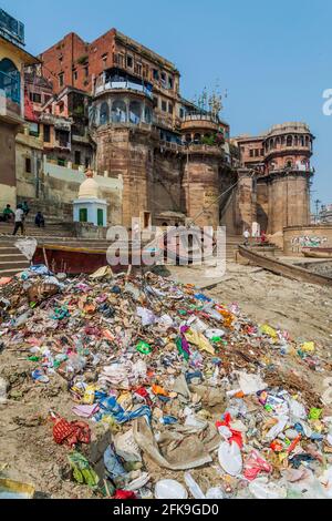VARANASI, INDIEN - 25. OKTOBER 2016: Müllhaufen an einem Ghat-Flussufer in Varanasi, Indien, Schritte des heiligen Ganges Stockfoto