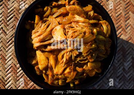 Jackfrucht-Rührbraten mit einem „Fritteuse“ oder Kathal KI sabji. Indische köstliche Beilage. Authentisches hausgemachtes asiatisches Gemüse, das mit Masalas gekocht wird. Stockfoto