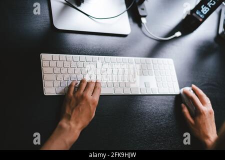 Nahaufnahme der Hände von Frauen, die auf der weißen Tastatur im tippen Im Büro oder zu Hause Stockfoto