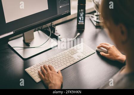 Nahaufnahme der Hände von Frauen, die auf der weißen Tastatur im tippen Im Büro oder zu Hause Stockfoto