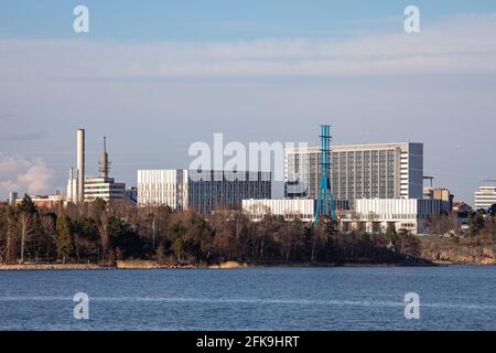 Das Meilahti-Krankenhausgebiet wurde von Seurasaari in Helsinki, Finnland, aus gesehen Stockfoto