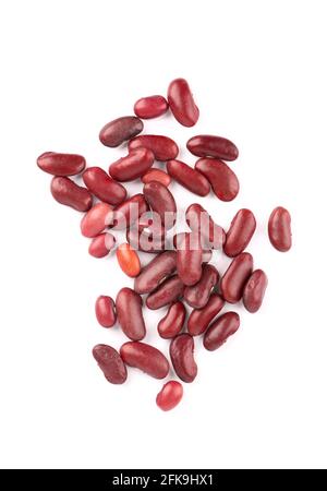 Rote Kidney Beans, isoliert auf weißem Hintergrund. Rajma oder Mexican Bean. Bohnen aus der Nähe. Draufsicht. Stockfoto