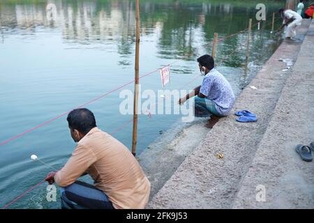 Chittagong, Bangladesch: 29. April 2021. Die Polizei hat am vergangenen Dienstag einen Schädel und zwei Beine aus einem Teich am Bayazid Bostami-Schrein der Stadt in Chittagong Bangladesch geborgen. Nach Angaben der Polizei gibt es im Teich viele große und seltene Arten von Bostami-Schildkröten. Durch die Sperrung wird ihr Lebensmittelangebot aufgrund der Nichtankunft der Besucher reduziert und sie sind den ganzen Tag über sehr hungrig. Die Menge an Nahrung, die vom Schrein geliefert wird, ist sehr gering. Als Ergebnis wurde der achtjährige Junge, der später in den Teich gefallen war, von diesen monströsen Credit: ZUMA Press, Inc./Alamy Live News gefressen Stockfoto