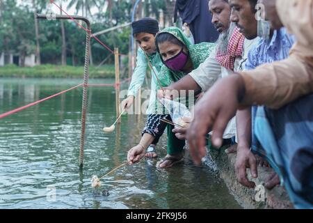 Chittagong, Bangladesch: 29. April 2021. Die Polizei hat am vergangenen Dienstag einen Schädel und zwei Beine aus einem Teich am Bayazid Bostami-Schrein der Stadt in Chittagong Bangladesch geborgen. Nach Angaben der Polizei gibt es im Teich viele große und seltene Arten von Bostami-Schildkröten. Durch die Sperrung wird ihr Lebensmittelangebot aufgrund der Nichtankunft der Besucher reduziert und sie sind den ganzen Tag über sehr hungrig. Die Menge an Nahrung, die vom Schrein geliefert wird, ist sehr gering. Als Ergebnis wurde der achtjährige Junge, der später in den Teich gefallen war, von diesen monströsen Credit: ZUMA Press, Inc./Alamy Live News gefressen Stockfoto