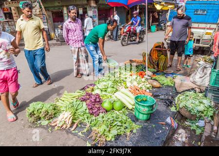 KALKUTTA, INDIEN - 31. OKTOBER 2016: Kleiner Gemüsestand im Zentrum von Kalkutta, Indien Stockfoto