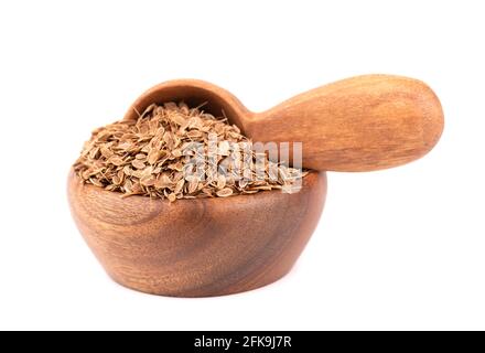 Dill-Samen in Holzschale und Löffel, isoliert auf weißem Hintergrund. Natürliche, trockene Dillsamen. Anethum graveolens. Stockfoto
