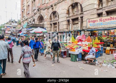 KALKUTTA, INDIEN - 31. OKTOBER 2016: Straßenmarkt im Zentrum von Kalkutta, Indien Stockfoto