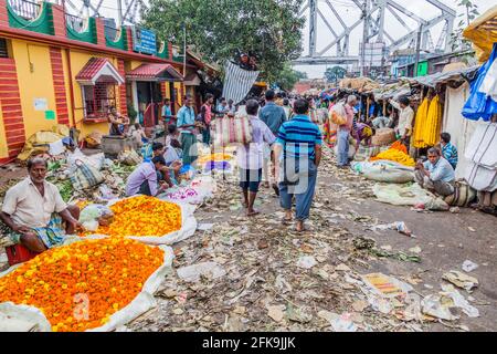 KALKUTTA, INDIEN - 31. OKTOBER 2016: Blick auf den Mullik Ghat Blumenmarkt in Kalkutta, Indien Stockfoto