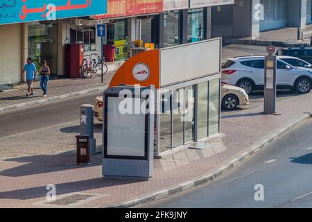 DUBAI, VAE - 21. OKTOBER 2016: Klimatisierte Bushaltestelle in Dubai, Vereinigte Arabische Emirate Stockfoto