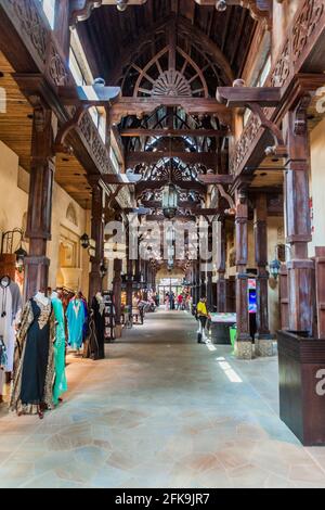 DUBAI, VAE – 21. OKTOBER 2016: Innenraum des Madinat Jumeirah Souq in Dubai, Vereinigte Arabische Emirate Stockfoto
