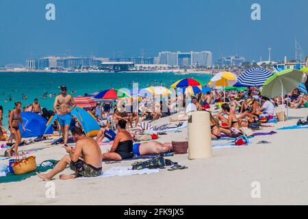 DUBAI, VAE - 21. OKTOBER 2016: Menschen am Marina Beach in Dubai, Vereinigte Arabische Emirate Stockfoto