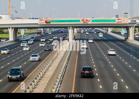 DUBAI, VAE - 21. OKTOBER 2016: Verkehr auf der Sheikh Zayed Straße in Dubai, Vereinigte Arabische Emirate Stockfoto