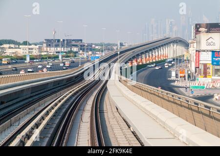 DUBAI, VAE - 21. OKTOBER 2016: Spuren einer erhöhten Strecke der Dubai Metro, Vereinigte Arabische Emirate Stockfoto