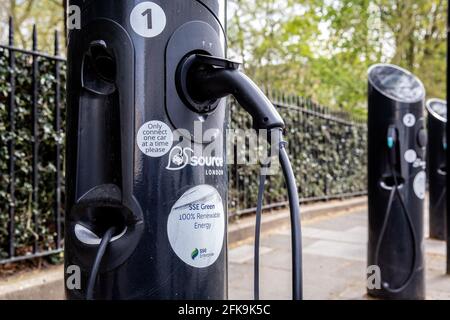 London, Großbritannien. April 2021. Das Elektroauto lädt am 20. April 2021 an der Ladestation auf der Straße im Zentrum von London. Ein neuer Bericht der Internationalen Energieagentur schlägt vor, dass es bis zum Ende des Jahrzehnts etwa 145 Millionen Elektroautos geben sollte, ein Anstieg gegenüber den heutigen 11 Millionen. (Foto von Dominika Zarzycka/Sipa USA) Quelle: SIPA USA/Alamy Live News Stockfoto