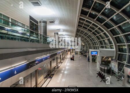 DUBAI, VAE - 21. OKTOBER 2016: Innenansicht des Terminals 3 des Flughafens Dubai, Vereinigte Arabische Emirate Stockfoto