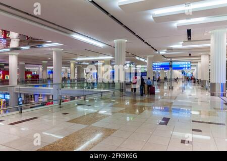 DUBAI, VAE - 21. OKTOBER 2016: Innenansicht des Terminals 3 des Flughafens Dubai, Vereinigte Arabische Emirate Stockfoto