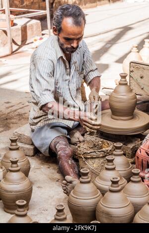DELHI, INDIEN - 22. OKTOBER 2016: Potetr arbeitet an einer Straße im Zentrum von Delhi, Indien. Stockfoto