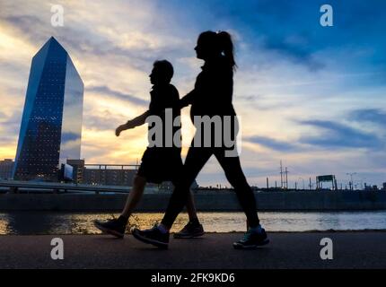 Joggen Sie auf dem Schuylkill River-Pfad bei Sonnenuntergang mit West Philadelphia Skyline und Cira Center (entworfen von César Pelli) Mit Amtrak verbunden Stockfoto