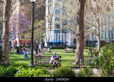 Menschen, die durch den Rittenhouse Square in Springtime, Philadelphia, Pennsylvania, USA, wandern Stockfoto