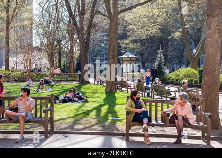 Menschen, die durch den Rittenhouse Square in Springtime, Philadelphia, Pennsylvania, USA, wandern Stockfoto