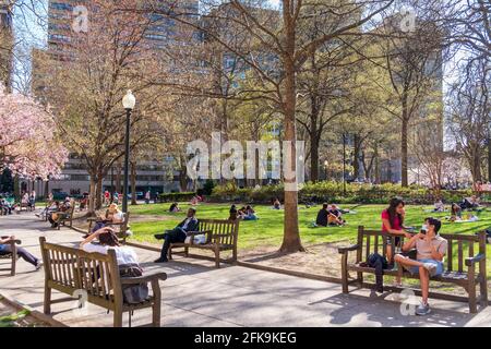 Menschen, die durch den Rittenhouse Square in Springtime, Philadelphia, Pennsylvania, USA, wandern Stockfoto