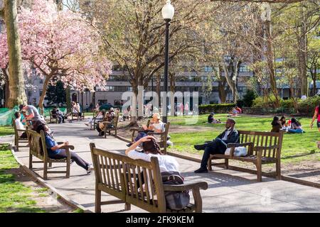 Menschen, die durch den Rittenhouse Square in Springtime, Philadelphia, Pennsylvania, USA, wandern Stockfoto