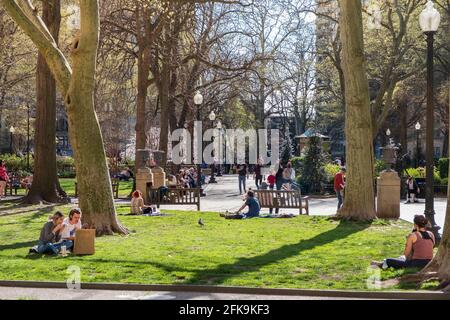 Menschen, die durch den Rittenhouse Square in Springtime, Philadelphia, Pennsylvania, USA, wandern Stockfoto