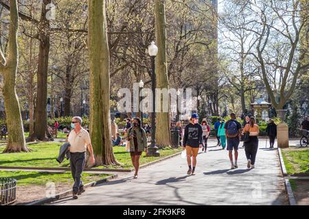 Menschen, die durch den Rittenhouse Square in Springtime, Philadelphia, Pennsylvania, USA, wandern Stockfoto