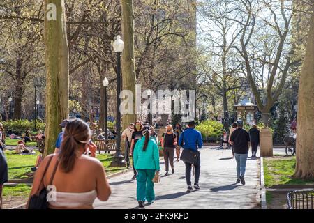 Menschen, die durch den Rittenhouse Square in Springtime, Philadelphia, Pennsylvania, USA, wandern Stockfoto