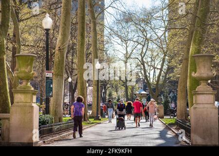 Menschen, die durch den Rittenhouse Square in Springtime, Philadelphia, Pennsylvania, USA, wandern Stockfoto